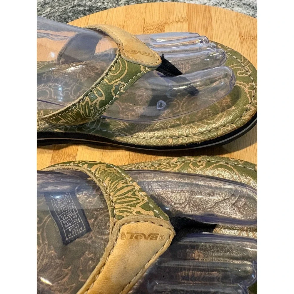 Teva  Green Paisley Leather Flip Flops Thong Sandals Womens 6 S/N 6160